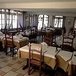 מלון De L'ours 4*